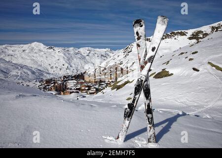 Val Thorens, Frankreich - 3. März 2019: Val Thorens Resort von einem Hang aus gesehen an einem sonnigen Tag Stockfoto