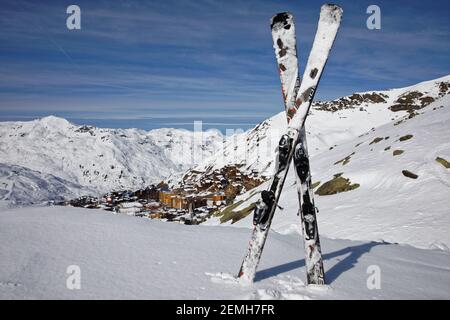 Val Thorens, Frankreich - 3. März 2019: Blick auf den Ferienort Val Thorens von einem Hang aus Stockfoto