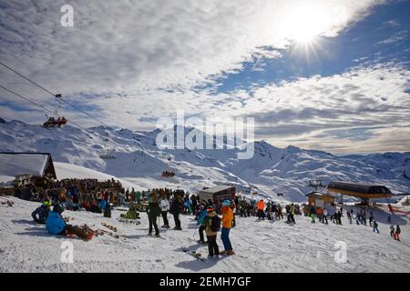 Val Thorens, Frankreich - 3. März 2019: Bar mit DJ und Touristen in La Folie Douce im Ferienort Val Thorens Stockfoto