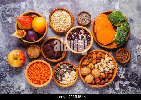 Produkte reich an Ballaststoffen. Gesunde Ernährung Lebensmittel. Draufsicht. Stockfoto