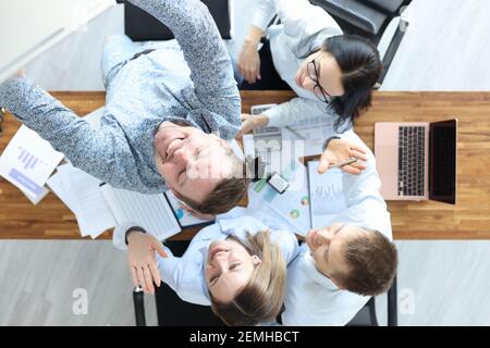 Gruppe von Menschen, die Selfie-Foto auf dem Smartphone im Büro Draufsicht Stockfoto