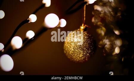 Nahaufnahme eines golden glitzernden weihnachtsbaumballs. Stockfoto