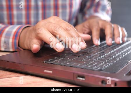 Nahaufnahme der Hand des Mannes auf Laptop tippen. Stockfoto
