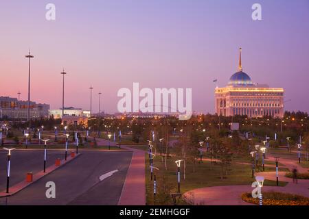 Kasachstan, Astana, der AK Orda Präsidentenpalast von Präsident Nursultan Nazarbayev in der Dämmerung Stockfoto