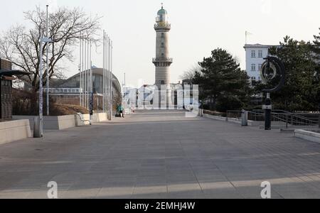 25. Februar 2021, Mecklenburg-Vorpommern, Warnemünde: Die Promenade des Ostseebad ist fast menschenleer. Seit Anfang November 2020 sorgt die Sperre für leere Straßen und Plätze in den Ferienorten. Foto: Bernd Wüstneck/dpa-Zentralbild/ZB Stockfoto