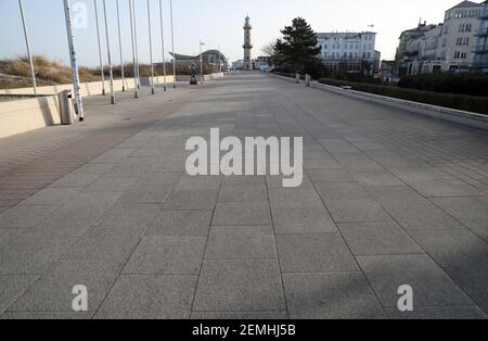 25. Februar 2021, Mecklenburg-Vorpommern, Warnemünde: Die Promenade des Ostseebad ist fast menschenleer. Seit Anfang November 2020 sorgt die Sperre für leere Straßen und Plätze in den Ferienorten. Foto: Bernd Wüstneck/dpa-Zentralbild/ZB Stockfoto