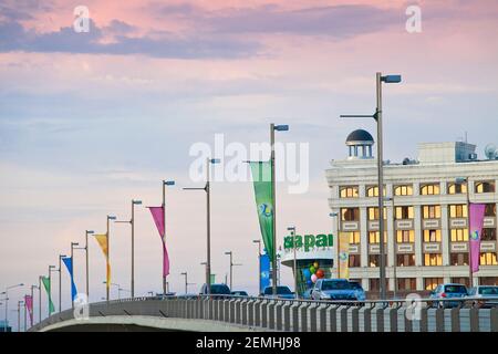 Kasachstan, Astana, Verkehr auf Brücke in der Nähe von KazMunaiGas Gebäude Heimat des Öl-und Gas-Ministerium Stockfoto