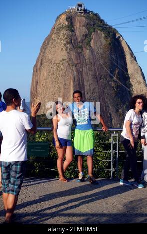 Zuckerhut, Rio de Janeiro, Bazil. Das Paar, das sein Foto in Morro da Urca, der ersten Seilbahnstation, macht. Stockfoto