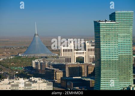 Kasachstan, Astana, Blick auf das Stadtzentrum, Blick auf Nordlichter Wohngebäude, KazMunaiGas Gebäude, und in der Ferne Khan Shatyr en Stockfoto