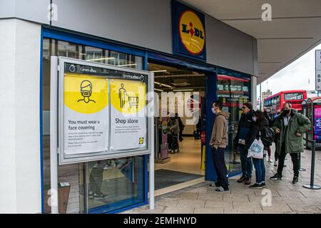 PUTNEY LONDON, GROSSBRITANNIEN 25. FEBRUAR 2021. Eine lange Schlange von Käufern wartet vor einer neuen Filiale von LIDL, dem deutschen internationalen Discounter-Supermarkt, der in der Putney High Street eröffnet wurde. Credit amer ghazzal/Alamy Live News Stockfoto