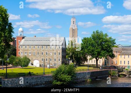 Historisches Wilkinson Mill Gebäude in Old Slater Mill National Historic Landmark auf Roosevelt Avenue in der Innenstadt von Pawtucket, Rhode Island RI, USA. Stockfoto