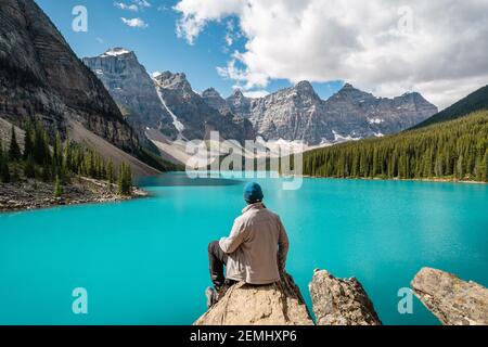Wanderer am Moraine Lake im Sommer im Banff National Park, Alberta, Kanada. Stockfoto