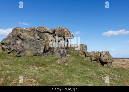 Sonniger Blick auf Little Almscliffe Crag, ein Mühlstein Gestein Ausbiss in North Yorkshire Stockfoto