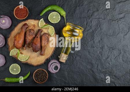 Gegrillter Hähnchendrumstick mit Gemüse auf Holzbrett Stockfoto