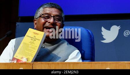 Neu Delhi, Indien. Februar 2021, 25th. Indiens Minister für Elektronik und Informationstechnologie Ravi Shankar Prasad spricht bei einer Pressekonferenz in Neu-Delhi, Indien, 25. Februar 2021. Die indische Regierung kündigte am Donnerstag neue Richtlinien an, um die veröffentlichten oder übertragenen Inhalte auf verschiedenen sozialen und digitalen Medienplattformen im Land zu regulieren. Quelle: Partha Sarkar/Xinhua/Alamy Live News Stockfoto