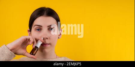 Nahaufnahme Foto schön erstaunlich sie Dame weich warm Schal Hals Krankheit leiden Aussehen tropfend Nasenspray Benutzer schmerzhaft Verfahren Tragen Sie weißen Strick Stockfoto