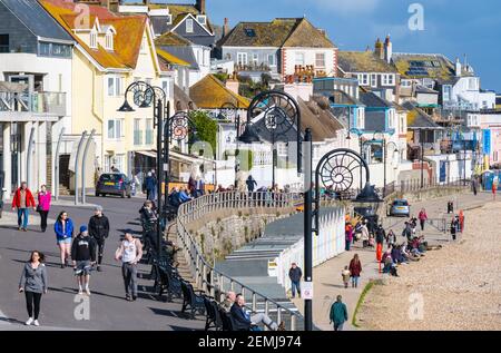 Lyme Regis, Dorset, Großbritannien. Februar 2021, 25th. UK Wetter: Die Menschen genießen die warme Sonne und den blauen Himmel an einem schönen Frühlingstag im Badeort Lyme Regis. Mehr sonniges Wetter ist vorhergesagt, wie wir in das Wochenende fahren. Kredit: Celia McMahon/Alamy Live Nachrichten Stockfoto
