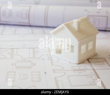 Konstruktion Design Blaupausen Konzept. Wohnprojekt Zeichnungen und Architekturhaus Modell auf einem Schreibtisch. Architekt Ingenieur Arbeitsplatz Stockfoto