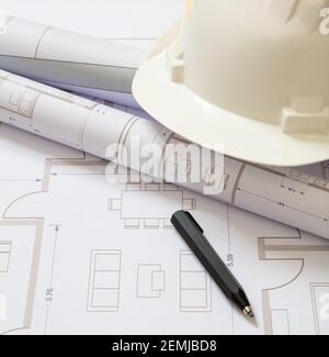 Immobilien, Wohnprojekt Baukonzept. Projekt Blaupausen und Ingenieur Hardhat weiße Farbe auf Zeichnungen Hintergrund, Kopierraum Stockfoto