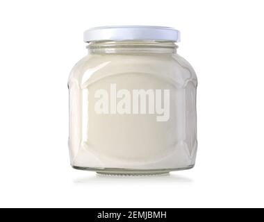 Joghurt in einem Glas mit einem Deckel isoliert auf Weiß mit Beschneidungspfad Stockfoto