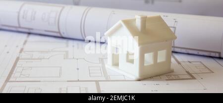 Konzept der Baupläne. Wohnbauzeichnungen und Architekturhausmodell auf einem Schreibtisch, Kopierraum, Vorlage. Motor entwerfen Stockfoto