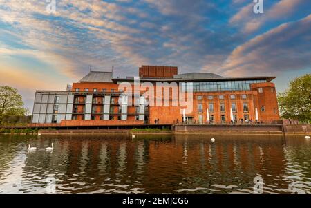 Das neu entwickelte RSC Theater am Ufer des Flusses Avon in Stratford, Warwickshire, England Stockfoto