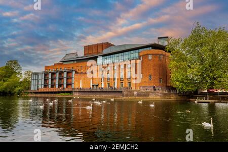 Das neu entwickelte RSC Theater am Ufer des Flusses Avon in Stratford, Warwickshire, England Stockfoto