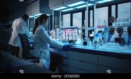 Modernes medizinisches Forschungslabor: Portrait einer Wissenschaftlerin, die am Computer arbeitet und Biochemikalien analysiert. Fortgeschrittenes wissenschaftliches Labor für Medizin Stockfoto