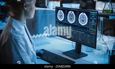 Medizinisches Forschungslabor: Portrait einer Wissenschaftlerin, die am Computer arbeitet und MRT-Gehirnscans zeigt. Fortgeschrittenes wissenschaftliches Labor für Medizin, Krebs Stockfoto