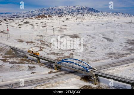 Washington, USA. Januar 2021, 21st. Luftaufnahme vom 21. Januar 2021 zeigt eine Eisenbahngleis-Schneeräummaschine, die im windigen Maytas-Gebiet entlang der Karamay-Tacheng-Eisenbahn im Nordwesten Chinas in der Autonomen Region Xinjiang Uygur in Betrieb ist. Quelle: Hu Huhu/Xinhua/Alamy Live News Stockfoto