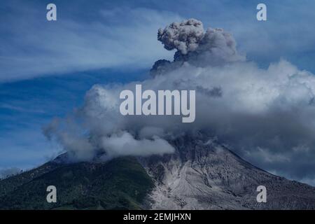 Jakarta. Februar 2021, 25th. Das Foto vom 25. Februar 2021 zeigt vulkanische Materialien, die vom Berg Sinabung in Karo, Nord-Sumatra, Indonesien, speien. Quelle: Mirza Baihaqie/Xinhua/Alamy Live News Stockfoto