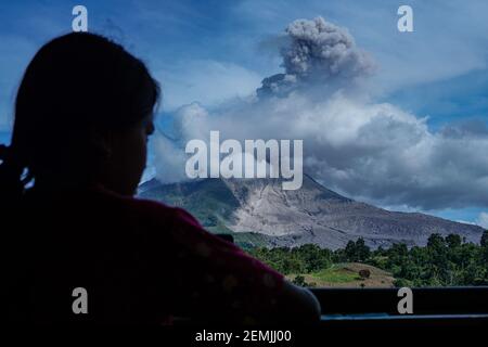 Jakarta. Februar 2021, 25th. Das Foto vom 25. Februar 2021 zeigt vulkanische Materialien, die vom Berg Sinabung in Karo, Nord-Sumatra, Indonesien, speien. Quelle: Mirza Baihaqie/Xinhua/Alamy Live News Stockfoto