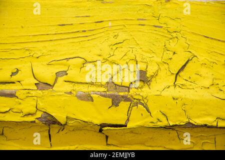 Hintergrund von alten gelben Tafeln. Nahaufnahme von Rissen und Spänen in der Farbe. Stockfoto