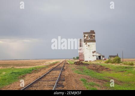 Verwelkter Holzkornaufzug mit der Eisenbahn in der Nähe von Dankin, Saskatchewan. Stockfoto