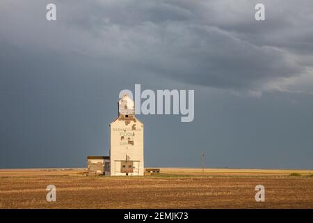 Verwittertes Holzkorn Elevatoron Prärie in der Nähe von Dankin, Saskatchewan, während eines Gewitters. Stockfoto