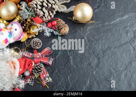 Bündel von Weihnachtsschmuck auf dunklem Hintergrund Stockfoto