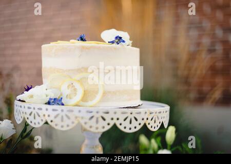 Nahaufnahme von Hochzeitstorte mit gelben und blauen Thema und Zitronenakzente Stockfoto