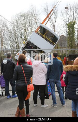 Stagecoach Garage, Kilmarnock, Schottland, Großbritannien 08 April 2018. Ein Tag der offenen Tür im Depot mit verschiedenen Bussen und Bussen sowie Demos und Geschäften. Ein Doppeldeckerbus liegt auf der Seite und schweres Hebezeug wird mitgebracht, um es abzuholen Stockfoto