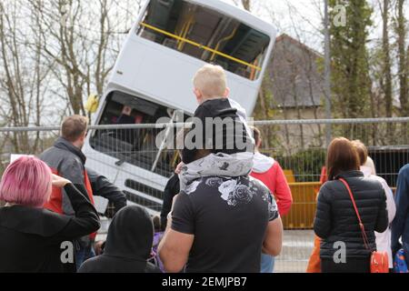 Stagecoach Garage, Kilmarnock, Schottland, Großbritannien 08 April 2018. Ein Tag der offenen Tür im Depot mit verschiedenen Bussen und Bussen sowie Demos und Geschäften. Ein Doppeldeckerbus liegt auf der Seite und schweres Hebezeug wird mitgebracht, um es abzuholen Stockfoto