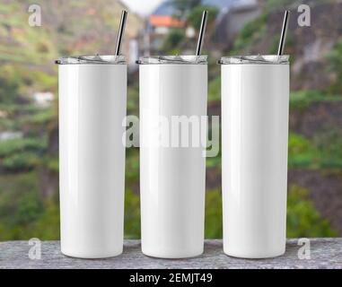 Blank Edelstahl Tumbler auf Blur abstrakten Hintergrund moderne Fliesen Wand, Stockfoto