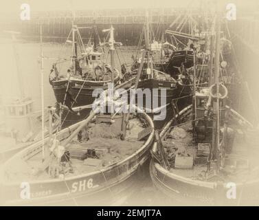 Sepia Toned Bild von Fischerbooten im Hafen von Scarborough In Yorkshire in den 60er Jahren Stockfoto