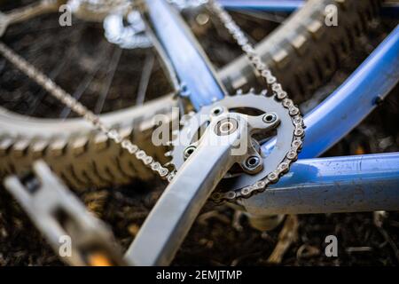 Nahaufnahme von Mountainbike-Einzelantrieb und Pedalkomponenten Stockfoto