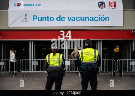 Madrid, Spanien. Februar 2021, 25th. Blick auf den Eingang der Impfstellen im Wanda Metropolitan Stadium für eine Massenimpfung von Polizei und Feuerwehr mit AstraZeneca-Impfstoff gegen Coronavirus. Quelle: Marcos del Mazo/Alamy Live News Stockfoto