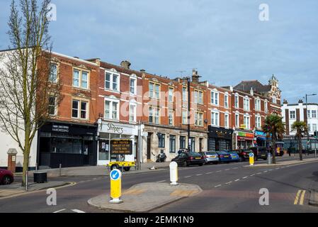 Rote Backsteingebäude in Hamlet Court Road, Westcliff on Sea, Essex, Großbritannien, die ursprünglich eine Einkaufsstraße aus der Zeit Edwardians ist. COVID-Zeichen Stockfoto