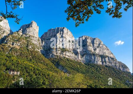 Berglandschaft in der Nähe des Dorfes Papigo in Epirus, Griechenland Stockfoto