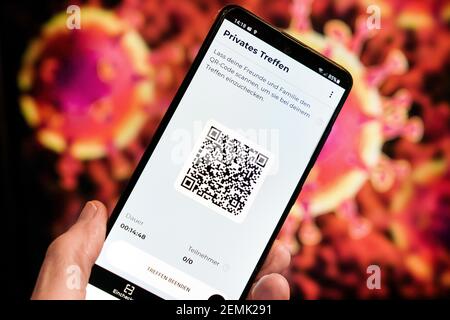 Luca-App, QR-Code auf einem Smartphone. In Kooperation mit dem Berliner Start-up nexenio hat Rapper Smudo von den Fantastischen vier die neue Corona-App entwickelt. Luca ermöglich die digitale Dokumentation von Besucherlisten sowie die Kontaktverfolgung von Infektionskizzen bei privaten Treffen. Mit der Smartphone-App Luca können sich die Besucher von Gaststätten oder Kulturveranstaltungen per QR-Code ein- und ausloggen. Anonym verschlüsselte Datenübermittlung zur Kontaktnachverfolgung können damit die Gesundheitssämter enthalten. Photo vom 25.2.2021 Stockfoto