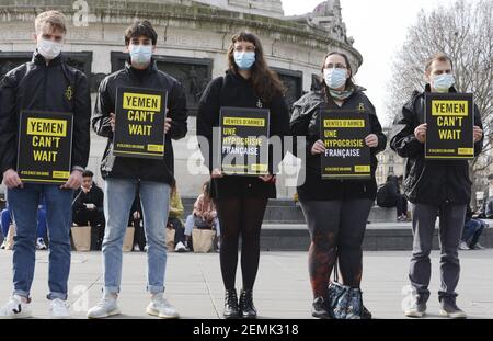 Die Aktion von Amnesty International gegen den Waffenverkauf Frankreichs an Saudi-Arabien, die die Aktionen des Landes im Jemen-Konflikt fördert. Jeden Donnerstag organisiert Amnesty International eine statische Kundgebung am Place de la Republique, um gegen den Krieg im Jemen zu protestieren. Paris, Frankreich am 25. Februar 2021. Foto von Georges Darmon/Avenir Pictures/ABACAPRESS.COM Stockfoto