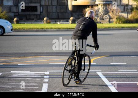 Der Mensch fährt auf einer Straße mit dem Fahrrad. Stockfoto
