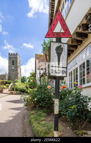 Ein altmodisches Warnschild für eine Schule im berühmten hübschen Dorf Kersey, Suffolk UK Stockfoto