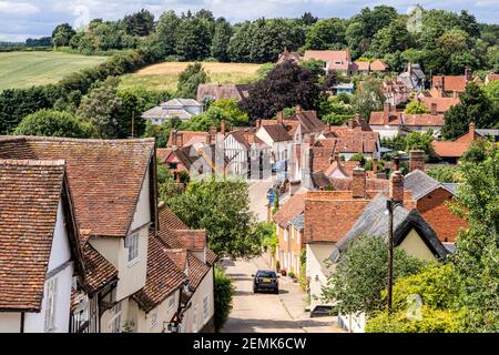 Ein Blick vom Kirchhof der Hauptstraße des berühmten schönen Dorfes Kersey, Suffolk UK Stockfoto